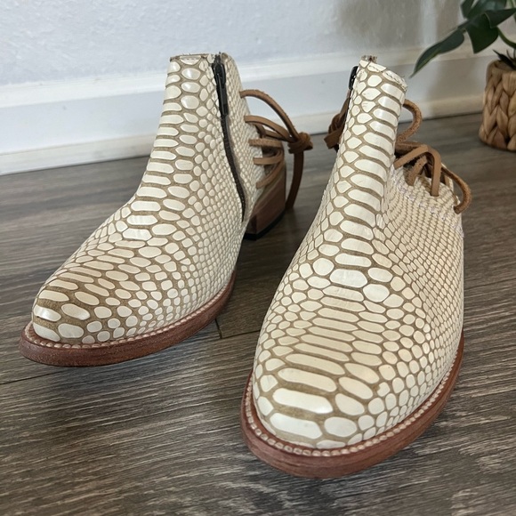 Freebird by Steven JoJo Lace Back Snake Print Ankle Bootie in Cream. Size 8 - Picture 4 of 7